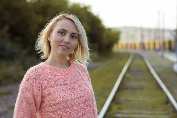 Örme keten kadında. Vyazanny giysiler. İşlemeli. Özel giysi.