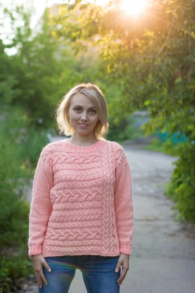 Örme keten kadında. Vyazanny giysiler. İşlemeli. Özel giysi.