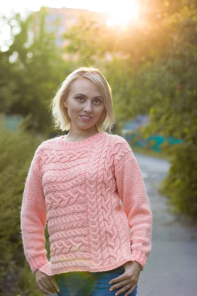 Örme keten kadında. Vyazanny giysiler. İşlemeli. Özel giysi.