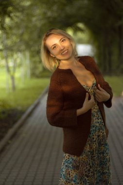 Güzel kadın ve örme ceket. Mutlu kadın portresi