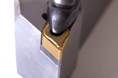 Kesici dönüm. Metal Torna donatımı. Metal kesme ekipmanları. Beyaz arka plan