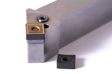 Kesici dönüm. Metal Torna donatımı. Metal kesme ekipmanları. Beyaz arka plan