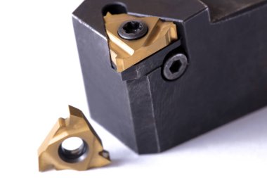 Kesici dönüm. Metal Torna donatımı. Metal kesme ekipmanları. Beyaz arka plan