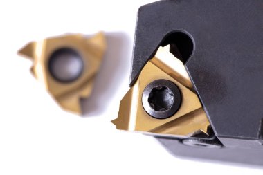 Kesici dönüm. Metal Torna donatımı. Metal kesme ekipmanları. Beyaz arka plan