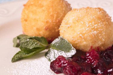 Çörek, reçel, nane ve pudra şekeri