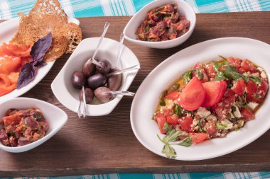 Birtakım mezeler, sebze, somon ve zeytin