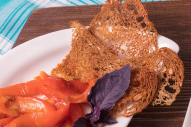 Siyah ekmek ve Yeşiller ile balık snack