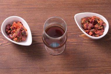 Fasulye ve fasulye, domates soslu soğuk meze