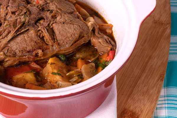 Dana sebzeli et suyu içinde. Haşlanmış sebzeler ile et suyu.