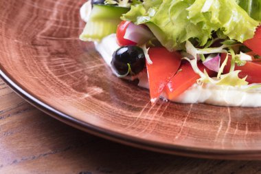 Domates ve zeytin ile lezzetli sebze salatası.