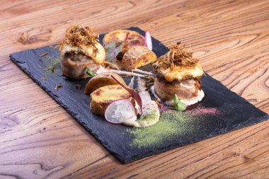 Bir gala yemeği. Güzel et yemeği restoranda