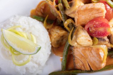 Balık ve kireç ile sebze güveç