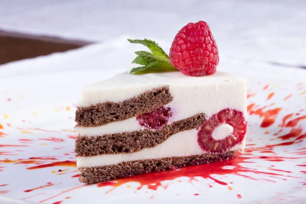 Ahududu reçeli ile çok lezzetli pasta