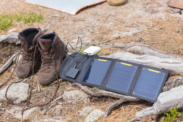 Açık hava aktiviteleri için ayakkabı ve turist gereçleri