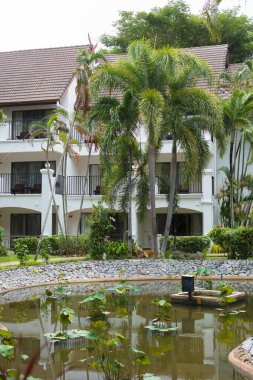 Bereketli bitki örtüsü ve muhteşem peyzajı olan güzel bir otel.