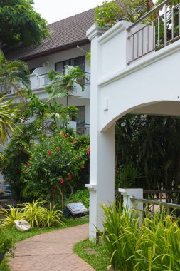 Bereketli bitki örtüsü ve muhteşem peyzajı olan güzel bir otel.