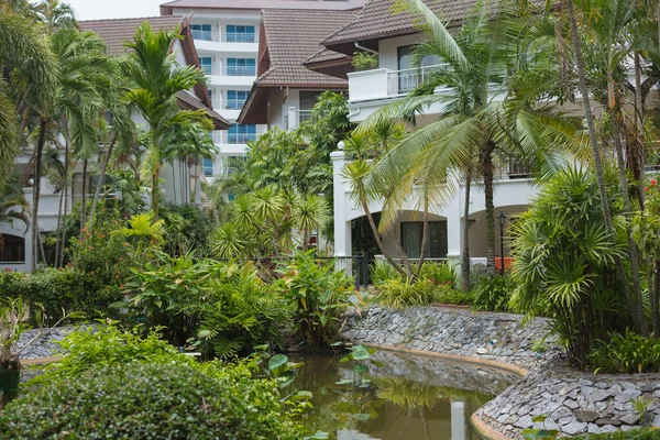 Bereketli bitki örtüsü ve muhteşem peyzajı olan güzel bir otel.