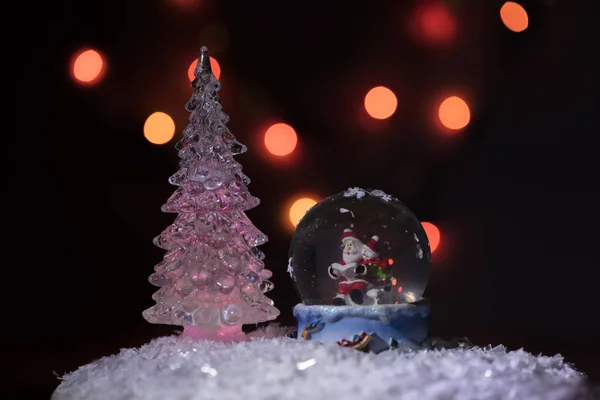 Санта Помощник Снеговик Стеклянной Сфере Читает Список Подарков Детей Рождественский — стоковое фото