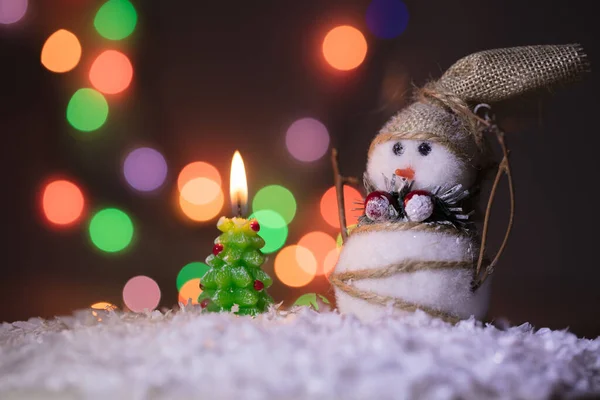 Muñeco Nieve Nieve Cerca Abeto Navidad Coloridos Brillantes Fuegos — Foto de Stock