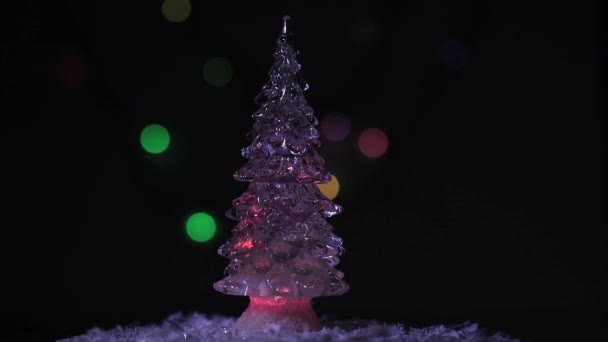 El abeto de Navidad gira sobre el fondo de los fuegos brillantes, hermosos y coloridos — Vídeos de Stock