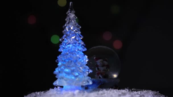 Le sapin de Noël tourne sur fond de feux lumineux, beaux et colorés — Video