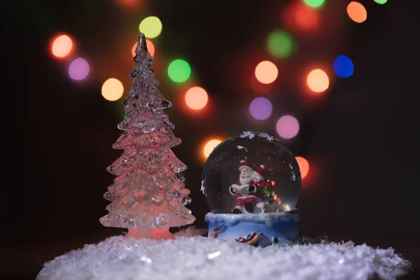 Санта Помощник Снеговик Стеклянной Сфере Читает Список Подарков Детей Рождественский — стоковое фото
