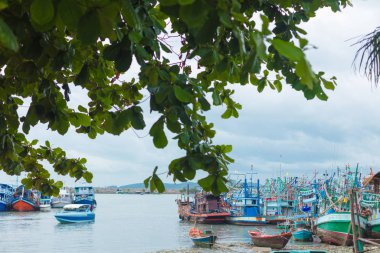 Deniz kıyısında eski ve yeni yürüyen tekneler
