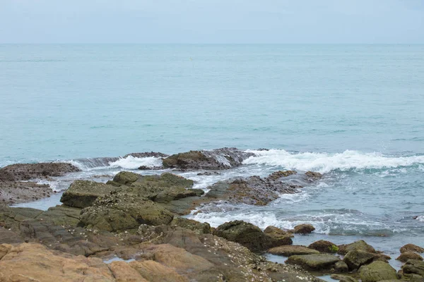 Okyanus kıyısındaki taşlar ve kayalar bir göçün ardından