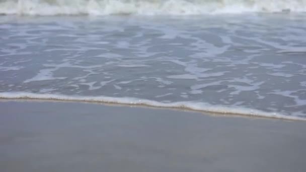 Havsvågor närmade sig under inflödet på sand — Stockvideo