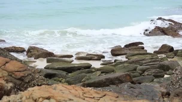 Hullámok a sziklás tengerparton a tenger mélyén — Stock videók