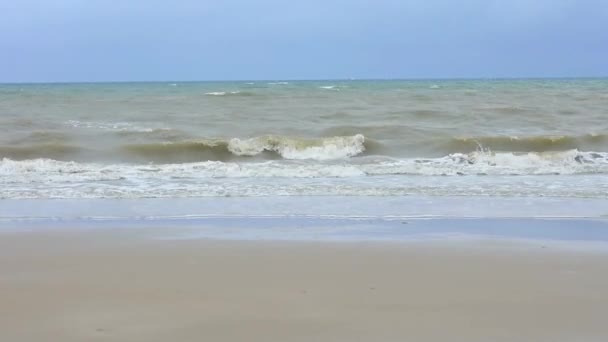 Meereswellen schließen sich bei Zustrom auf Sand — Stockvideo