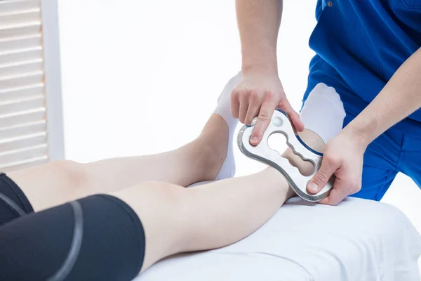 Médico Faz Uma Massagem Com Ferramenta Blade Aumento Mobilidade Dos — Fotografia de Stock