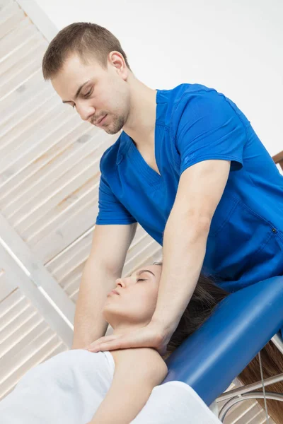 Mujer Está Acostada Sofá Médico Hace Diagnóstico Parte Occipital Cabeza — Foto de Stock