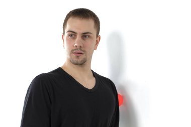 Bir erkek, vücut için özel spor ekipmanlarıyla güçlendirici egzersizler yapar. Kendine masaj vücudun tonunu artırır.