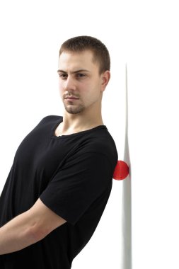 Bir erkek, vücut için özel spor ekipmanlarıyla güçlendirici egzersizler yapar. Kendine masaj vücudun tonunu artırır.