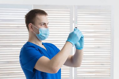 Doktor hastaya iğne yapmaya hazırlanıyor.