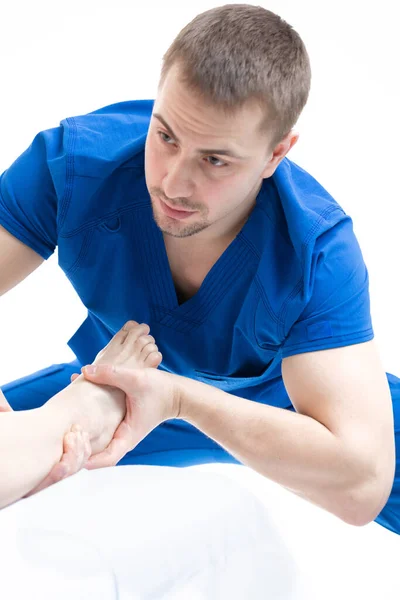 Médico Ortopédico Faz Diagnóstico Tônus Muscular Nas Pernas Menina Terapia — Fotografia de Stock