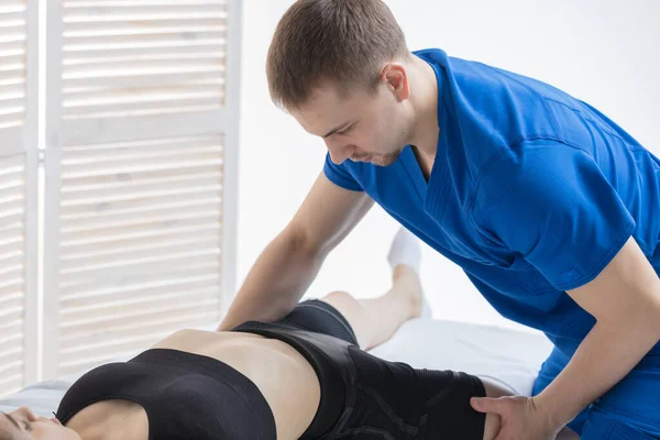 Der Orthopäde Stellt Bei Dem Mädchen Eine Diagnose Der Hüftgelenke — Stockfoto