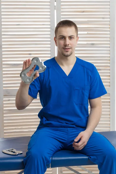 Doctor Podiatrist Demonstrates Special Medical Instrument Blade Designed Foot Massage — Stock Photo, Image