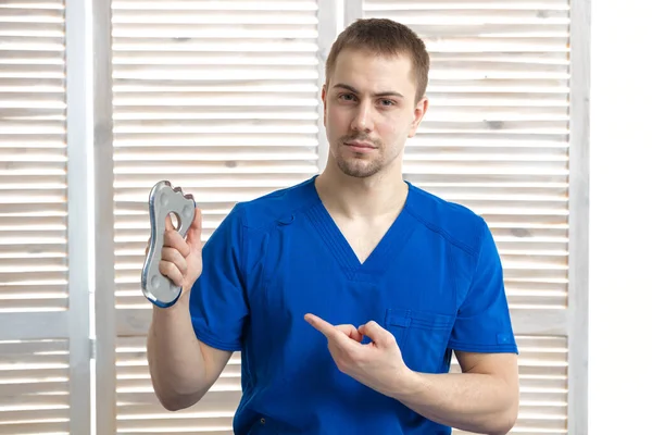 Doctor Podiatrist Demonstrates Special Medical Instrument Blade Designed Foot Massage — Stock Photo, Image