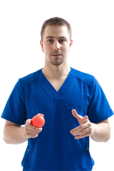 医者の肖像画 医者は彼の手に保持し マッサージのための特別な医療ボールを示しています 白い背景に隔離された — ストック写真