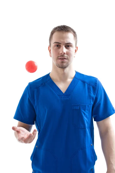 医者の肖像画 医者は彼の手に保持し マッサージのための特別な医療ボールを示しています 白い背景に隔離された — ストック写真