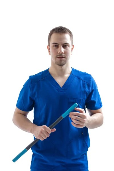 医者の肖像画 医者は彼の手に保持し マッサージのための特別な医療杖を示しています 白い背景に隔離された — ストック写真