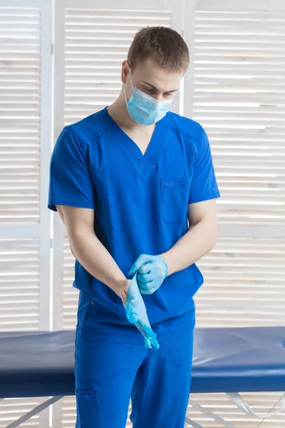 Ένας Γιατρός Ιατρική Μάσκα Ετοιμάζεται Για Δουλειά Και Φοράει Ιατρικά — Φωτογραφία Αρχείου