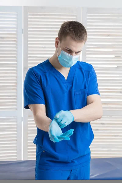Ένας Γιατρός Ιατρική Μάσκα Ετοιμάζεται Για Δουλειά Και Φοράει Ιατρικά — Φωτογραφία Αρχείου