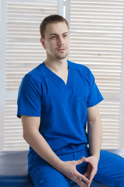 Retrato Joven Médico Consultorio Médico —  Fotos de Stock