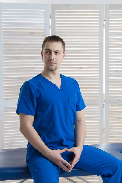 Porträt Eines Jungen Männlichen Arztes Einer Arztpraxis — Stockfoto