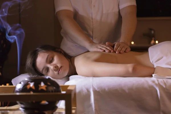 Belle Fille Dans Salon Massage Pour Les Soins Dos Aromathérapie — Photo