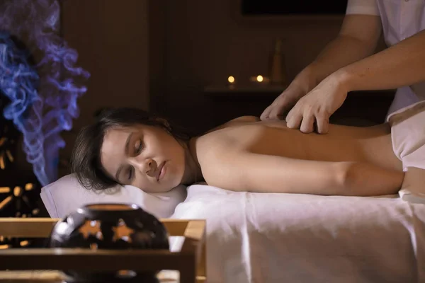 Belle Fille Dans Salon Massage Pour Les Soins Dos Aromathérapie — Photo