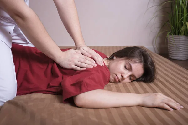 Une Jeune Fille Fait Masser Thaï Massage Raffermissant Pour Corps — Photo